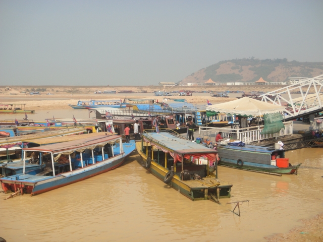   - 13万人の雇用喪失シナリオも (2025.11.25)